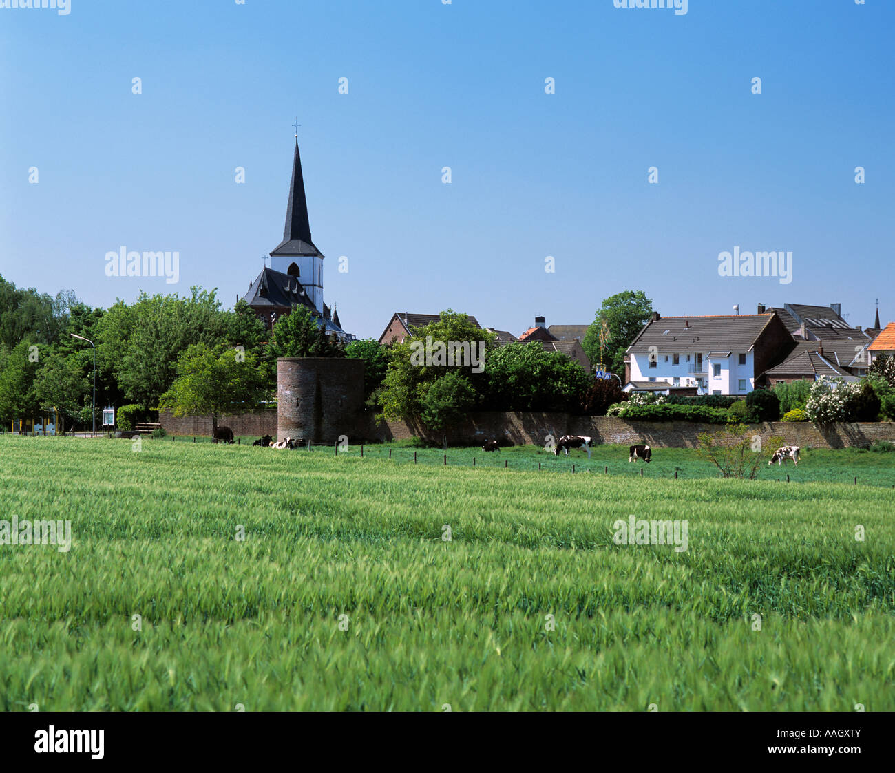 Stadtpanorama von Gangelt am Niederrhein mit gotischer Pfarrkirche und mittelalterlicher Stadtmauer, Renania settentrionale-Vestfalia Foto Stock