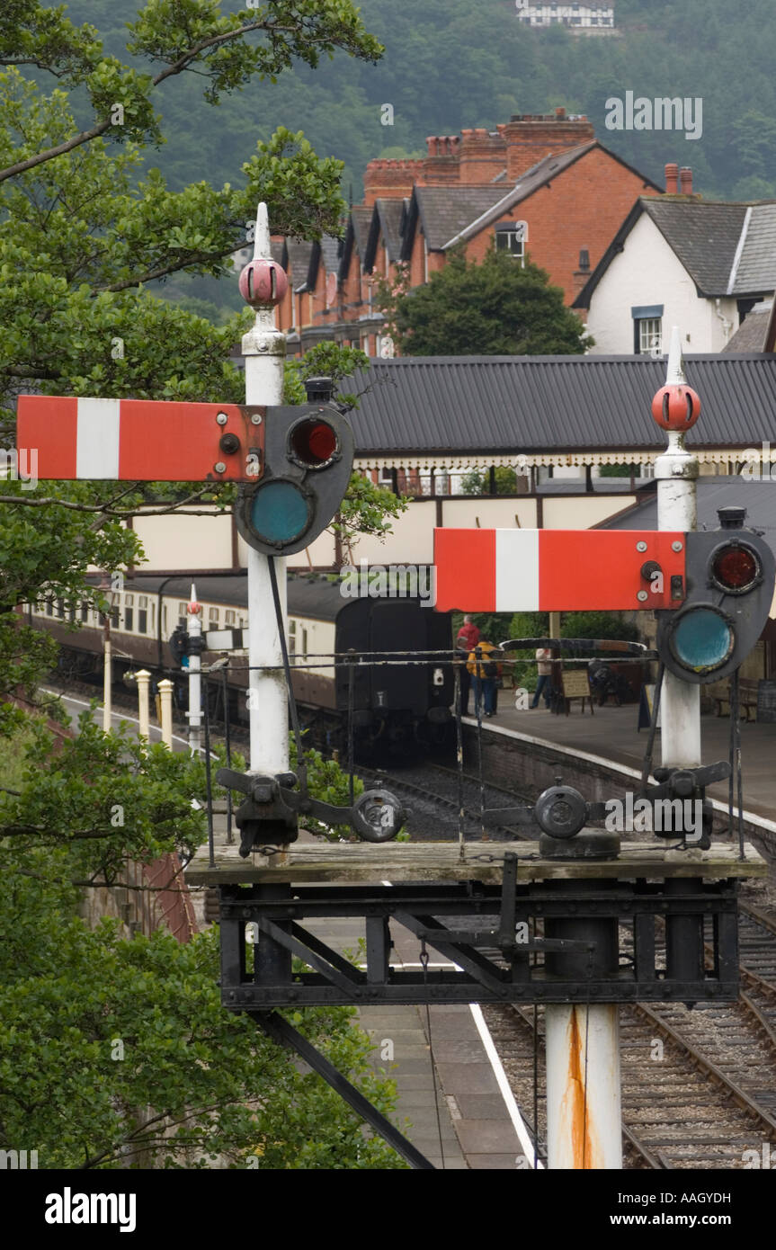 Il treno alla stazione ristrutturata calibro completa Steam Railway Llangollen Denbighshire north Wales Foto Stock