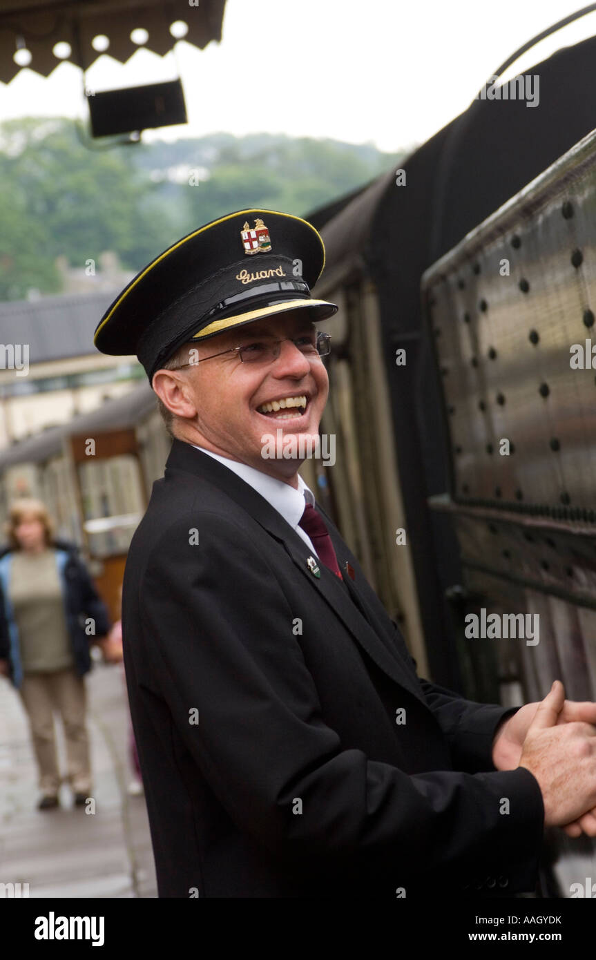 Un uomo sorridente - guardia sul restaurato vapore Llangollen Railway Station piattaforma, denbighshire North East Wales UK Foto Stock