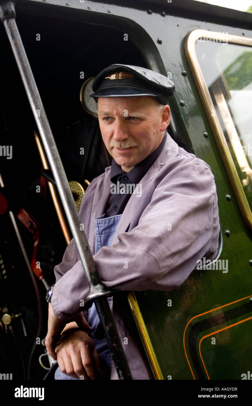 Treno guidatore nella cabina del motore prima di impostare off Llangollen a Corwen conserve di Steam Railway North Wales UK Foto Stock