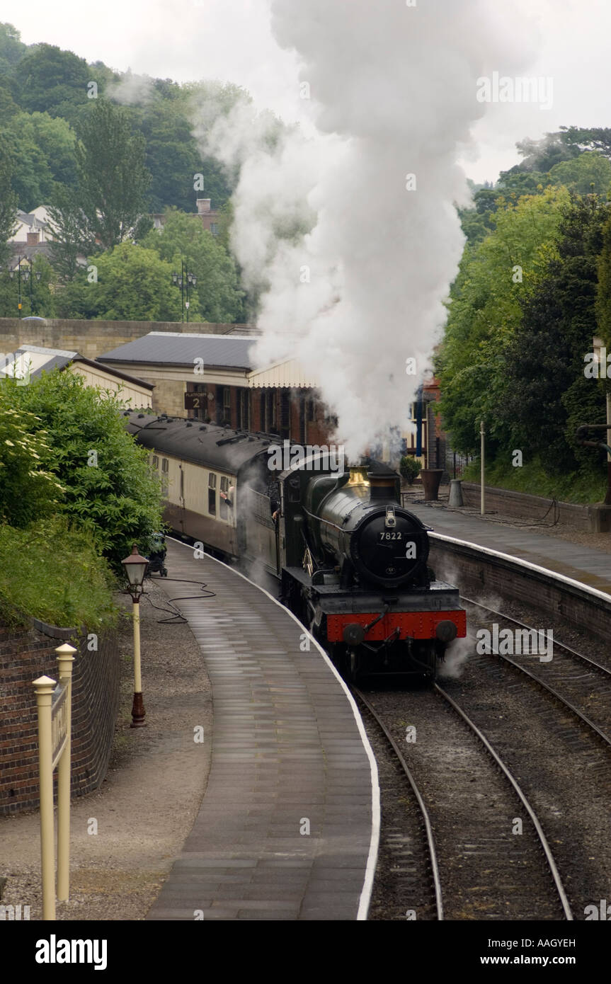 Treno a vapore lasciando restaurata stazione calibro completa Steam Railway Llangollen Denbighshire north Wales UK Foto Stock