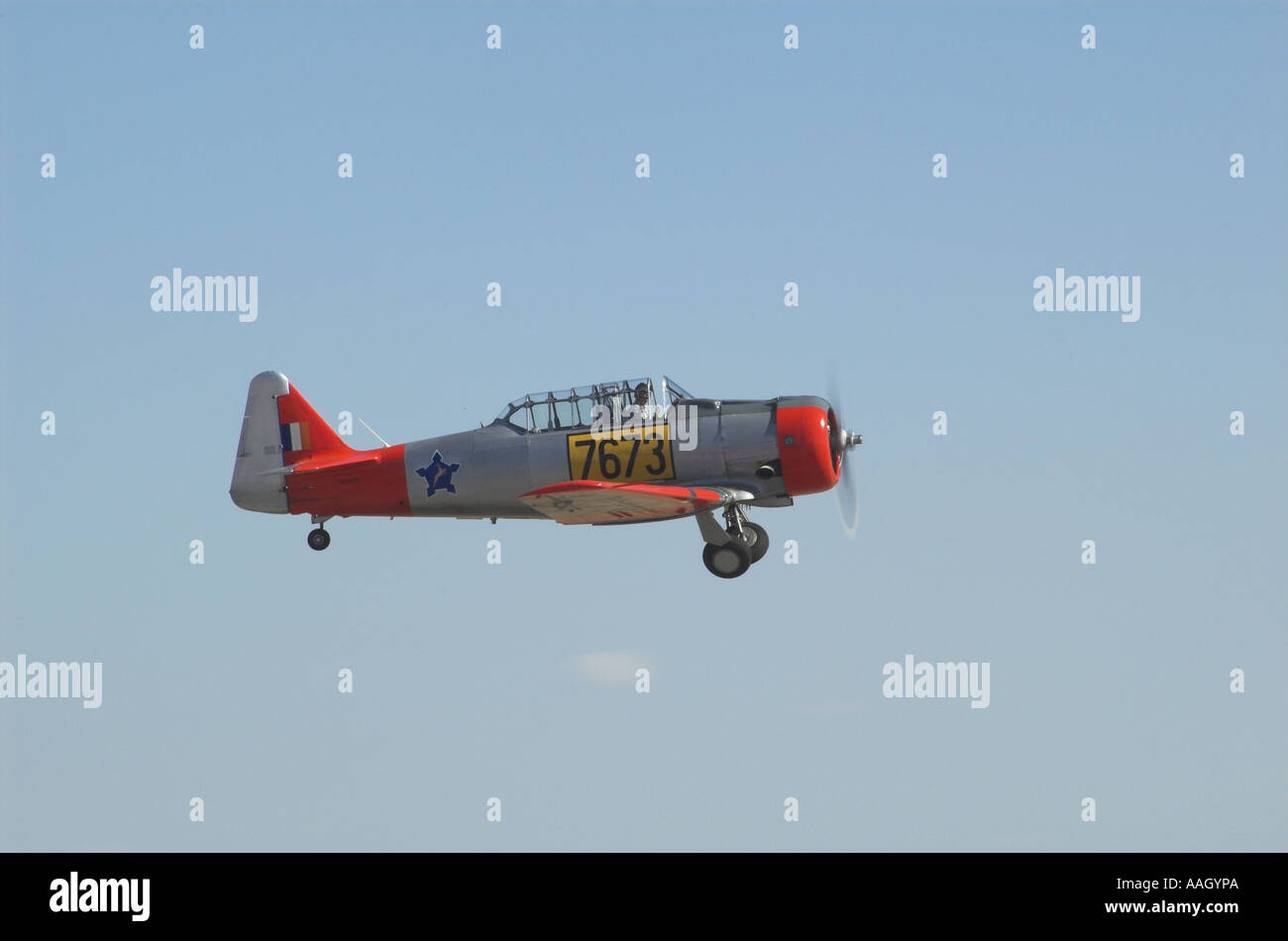 Un SNJ-5 in aria ad un air show. Foto Stock