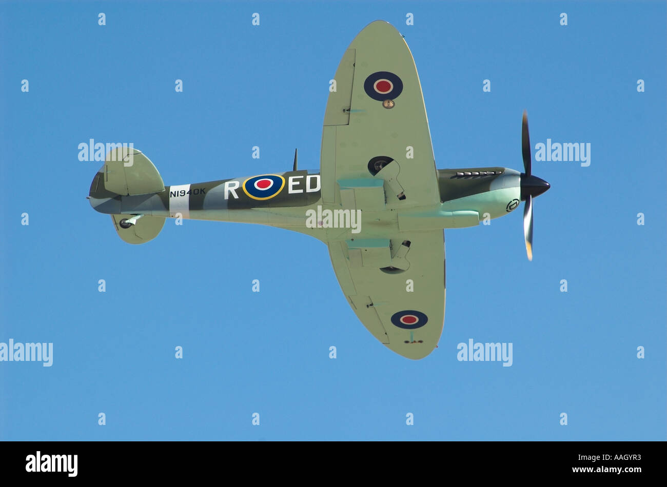 Un Supermarine Spitfire battenti (vista dal basso) Foto Stock