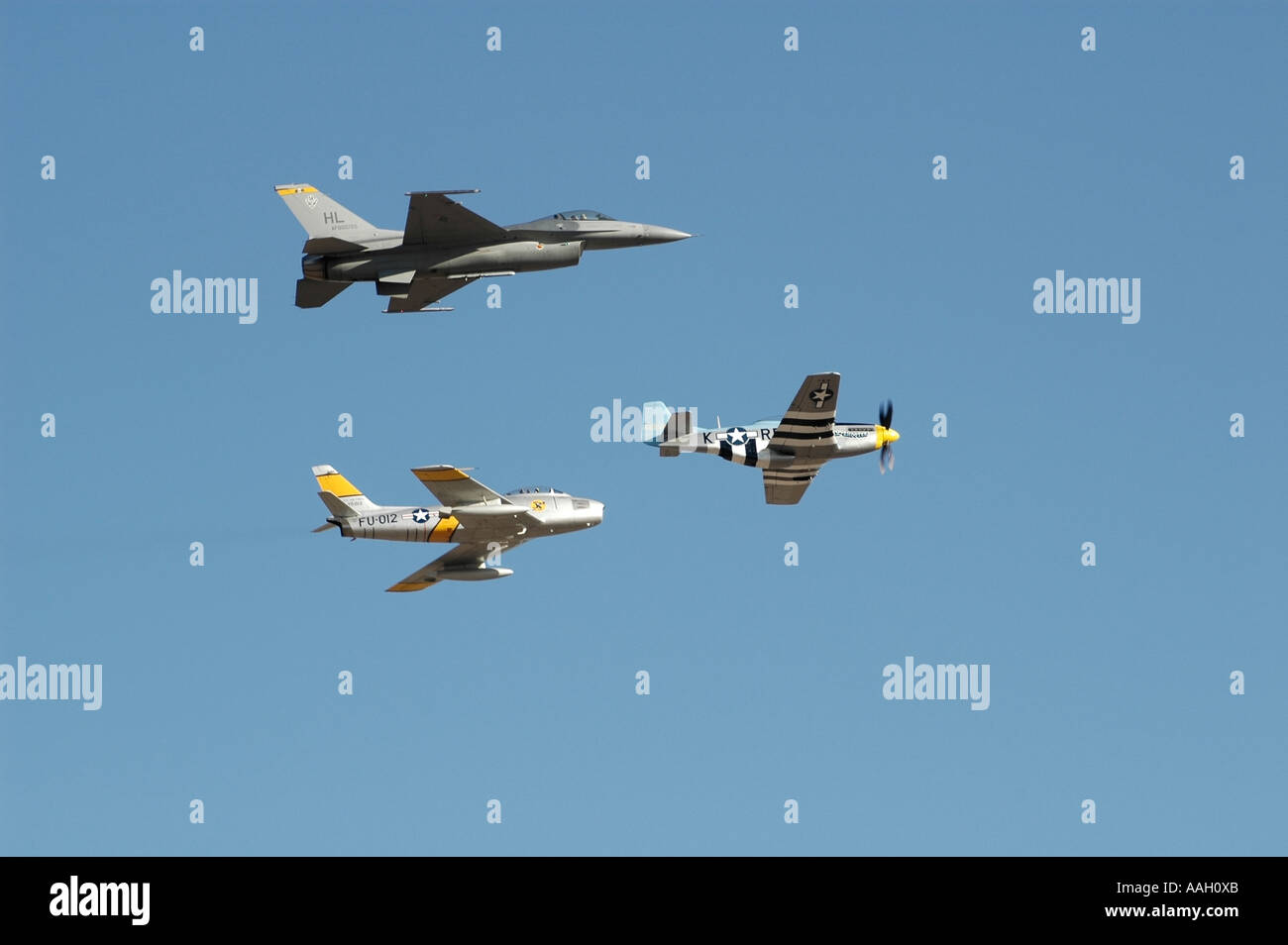 Volo storico che mostra la seconda guerra mondiale, guerra coreana e di epoca moderna degli aerei da caccia Foto Stock