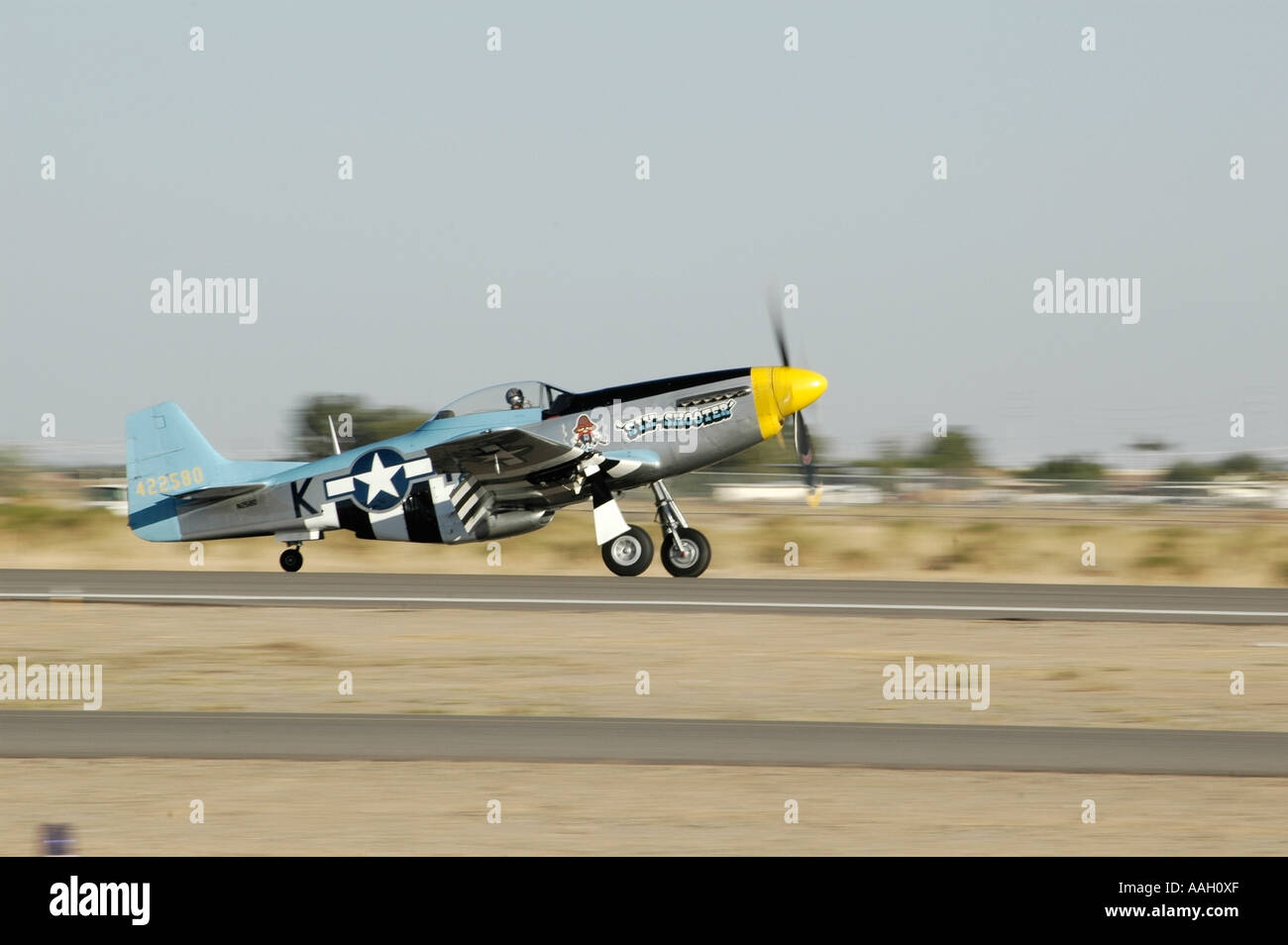 Una vista di un P Mustang Fighter tenendo spento - Panoramica Foto Stock