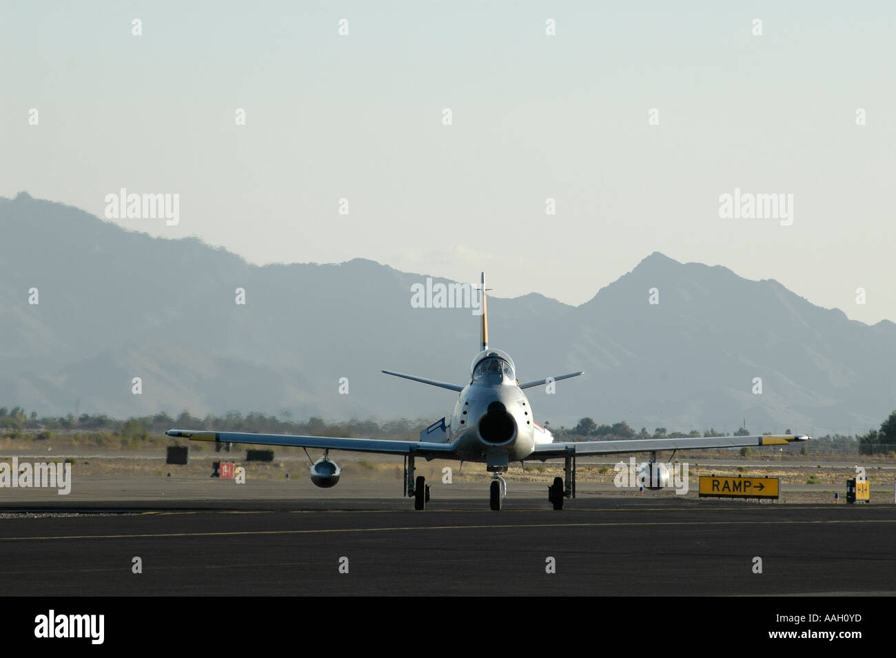 F-86 Sabre rullaggio sulla pista, vista frontale Foto Stock
