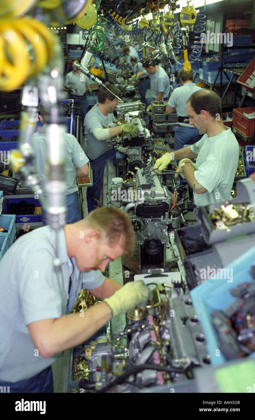 Lavoratori per la Nissan fabbrica di automobili a Sunderland sulla linea di assemblaggio motori Foto Stock