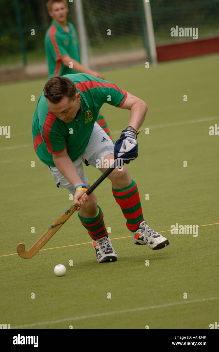 Gli uomini del campo della partita di hockey aberystwyth university ceredigion galles - uomo circa per colpire la palla con la sua mazza da hockey Foto Stock