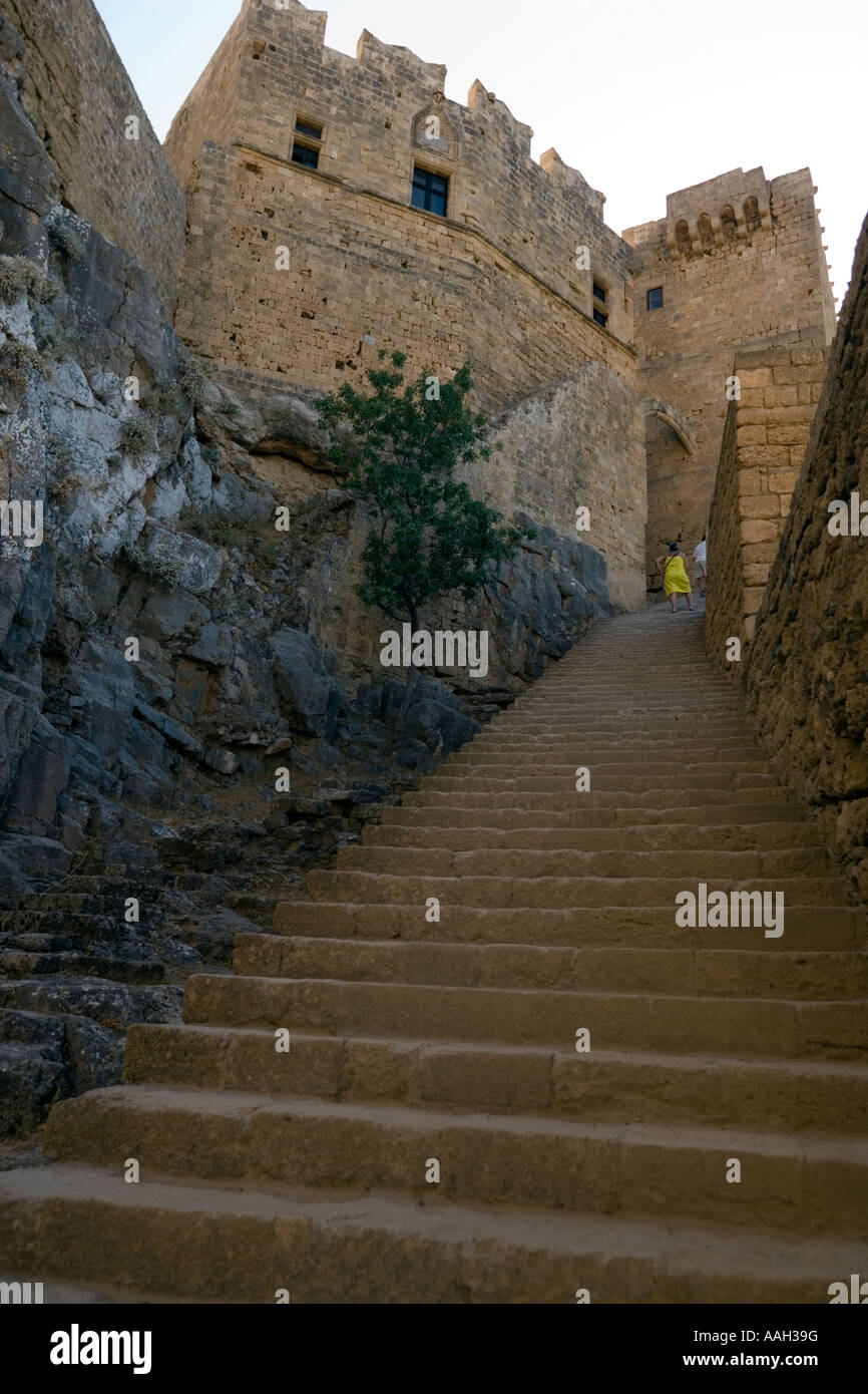 Età ellenistica una scalinata che conduce alla principale area archeologica dell'acropoli di Lindos Rodi Grecia Foto Stock