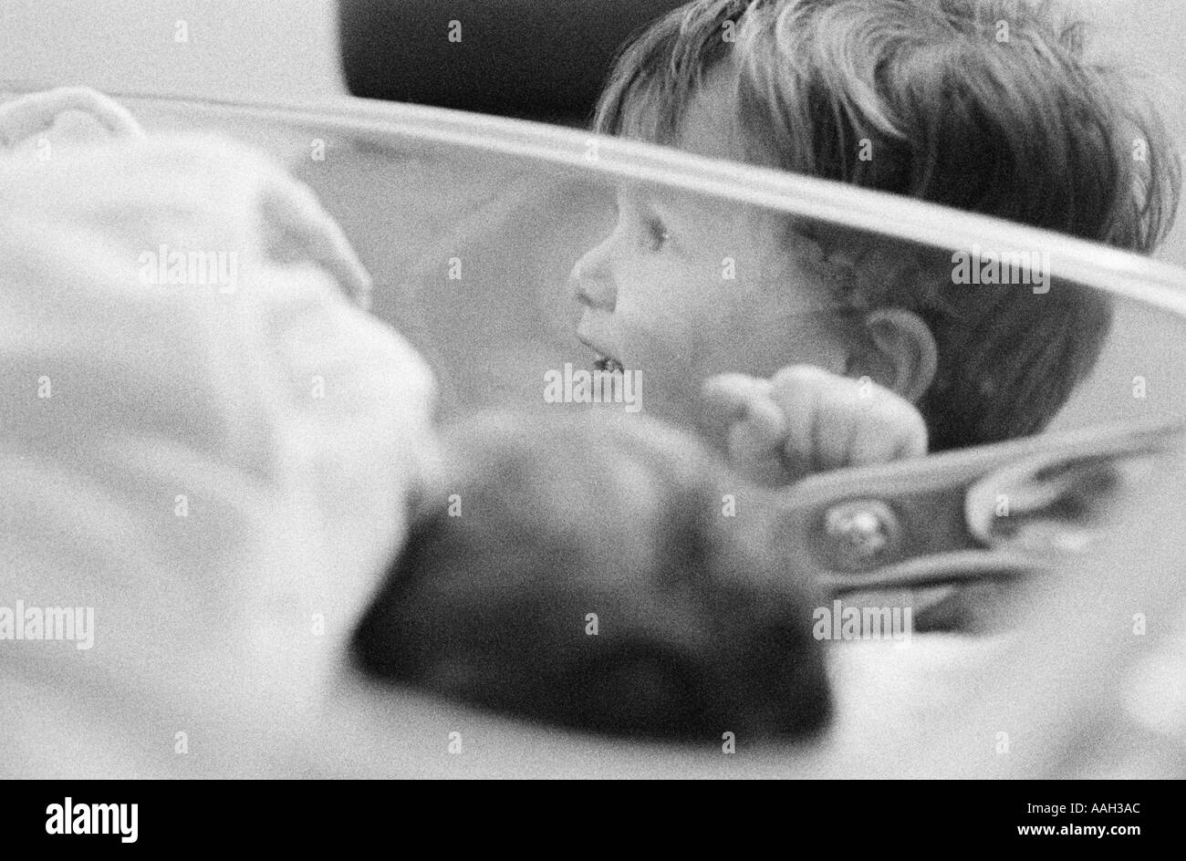 Ragazzo bambino guardando il neonato in ospedale Foto Stock