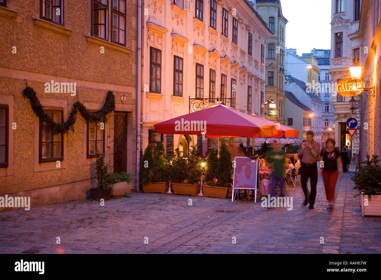 La gente seduta in un tipico Beisl Spittelberg Vienna Austria Foto Stock