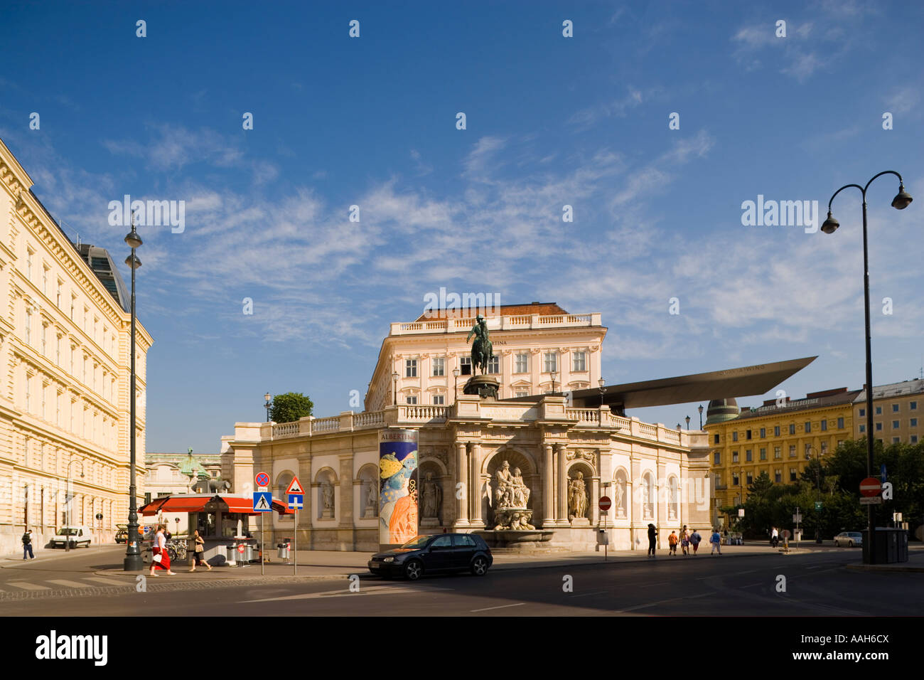 Vista di Albertina con Albrechtsrampe e Albrechtsbrunnen Vienna Austria Foto Stock