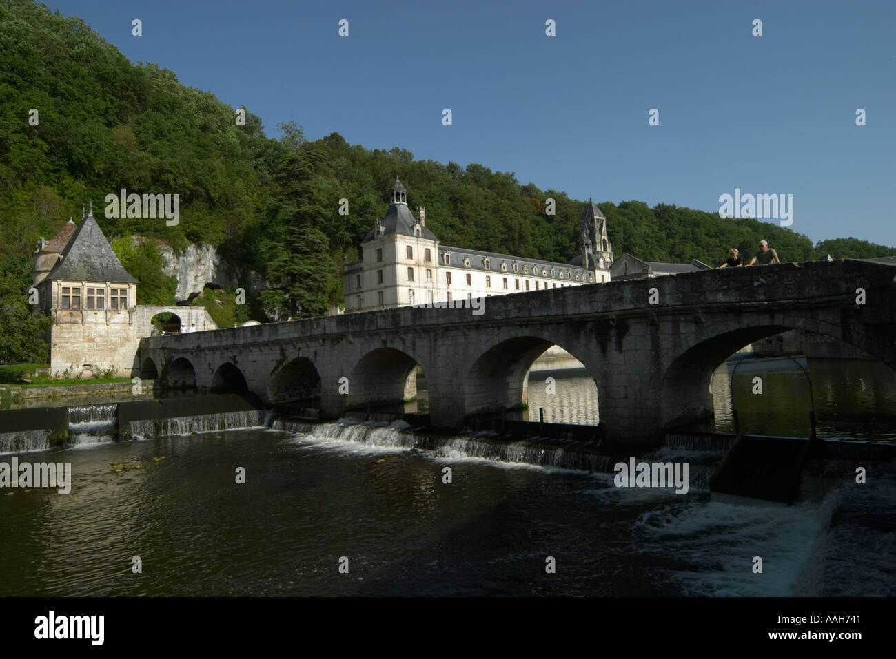 Pont Coudé ponte sul fiume Dronne a Brantome Dordogna Francia (Abbazia di Brantôme in background). Foto Stock