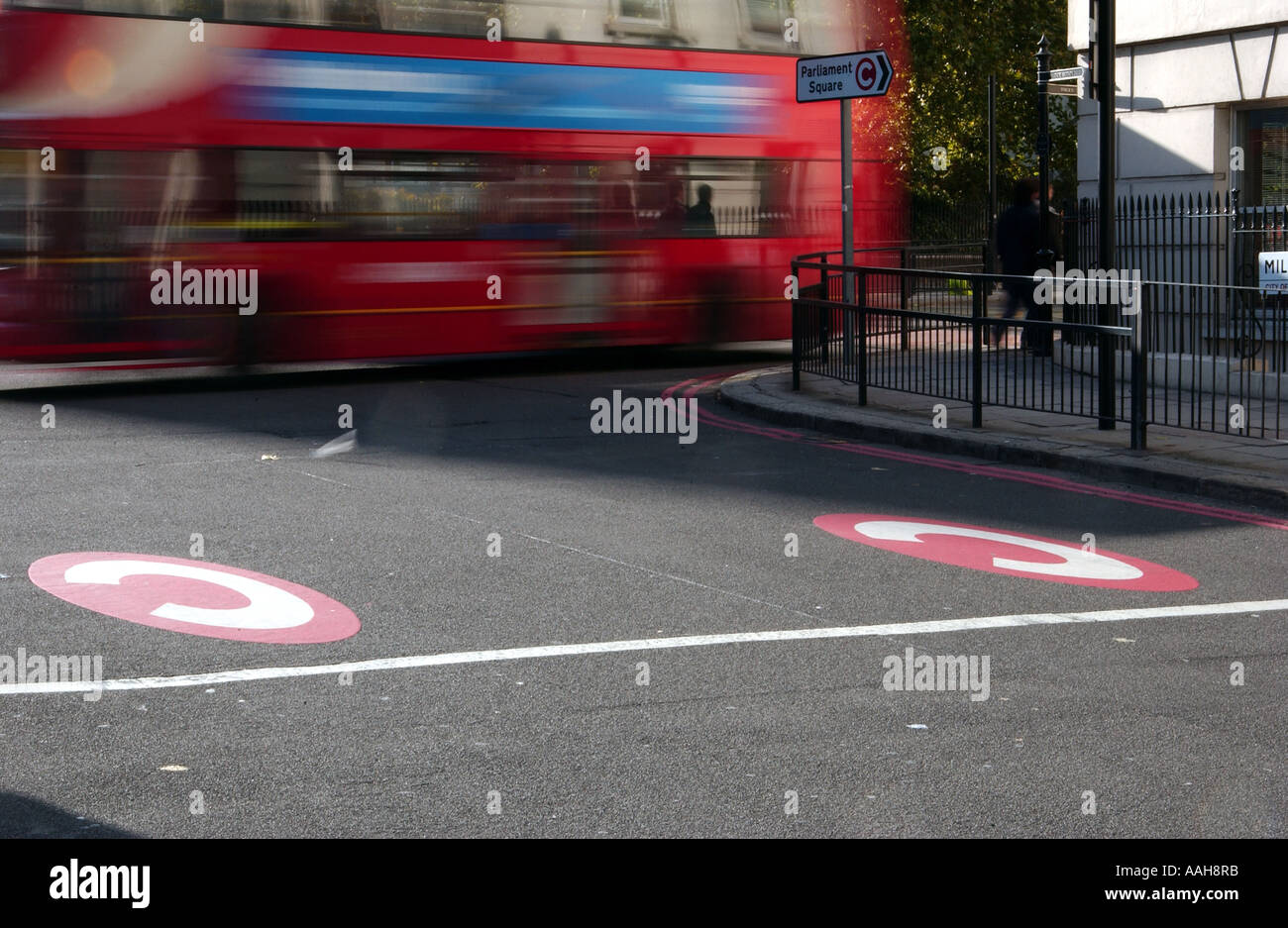 Tassa sulla congestione a Londra area con Red London bus Foto Stock