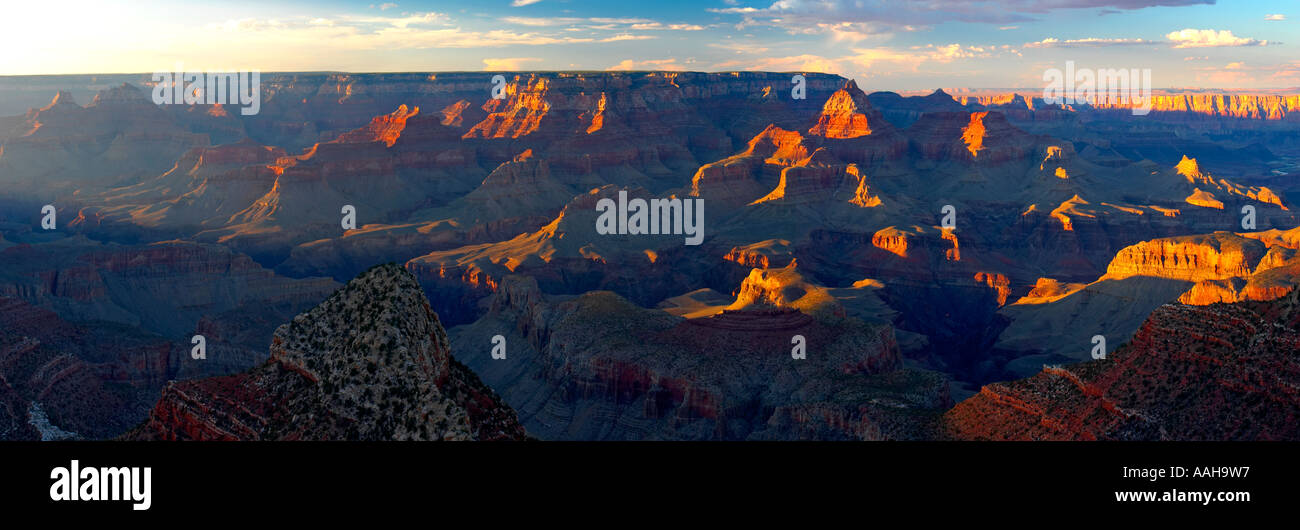 Panorama di un tramonto spettacolare dal bordo sud del Parco Nazionale del Grand Canyon Arizona USA Foto Stock