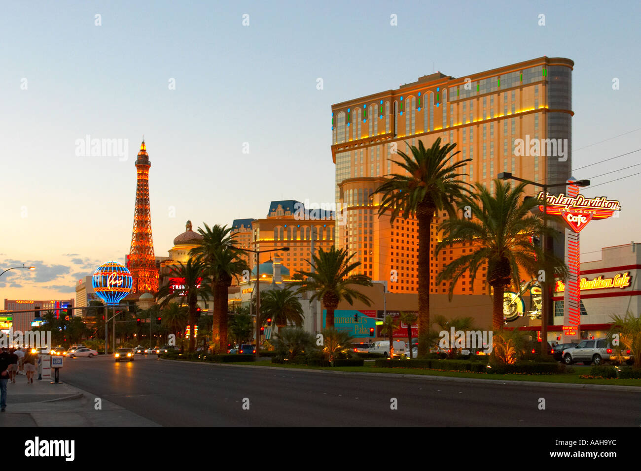 Vista del Las Vegas Strip e l'Hotel Parigi al crepuscolo Las Vegas Nevada USA Foto Stock
