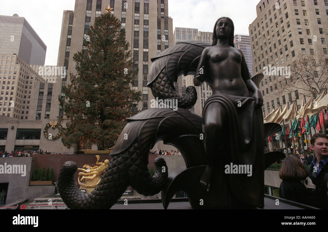 Statua e albero di Natale al Rockefeller Plaza Foto Stock