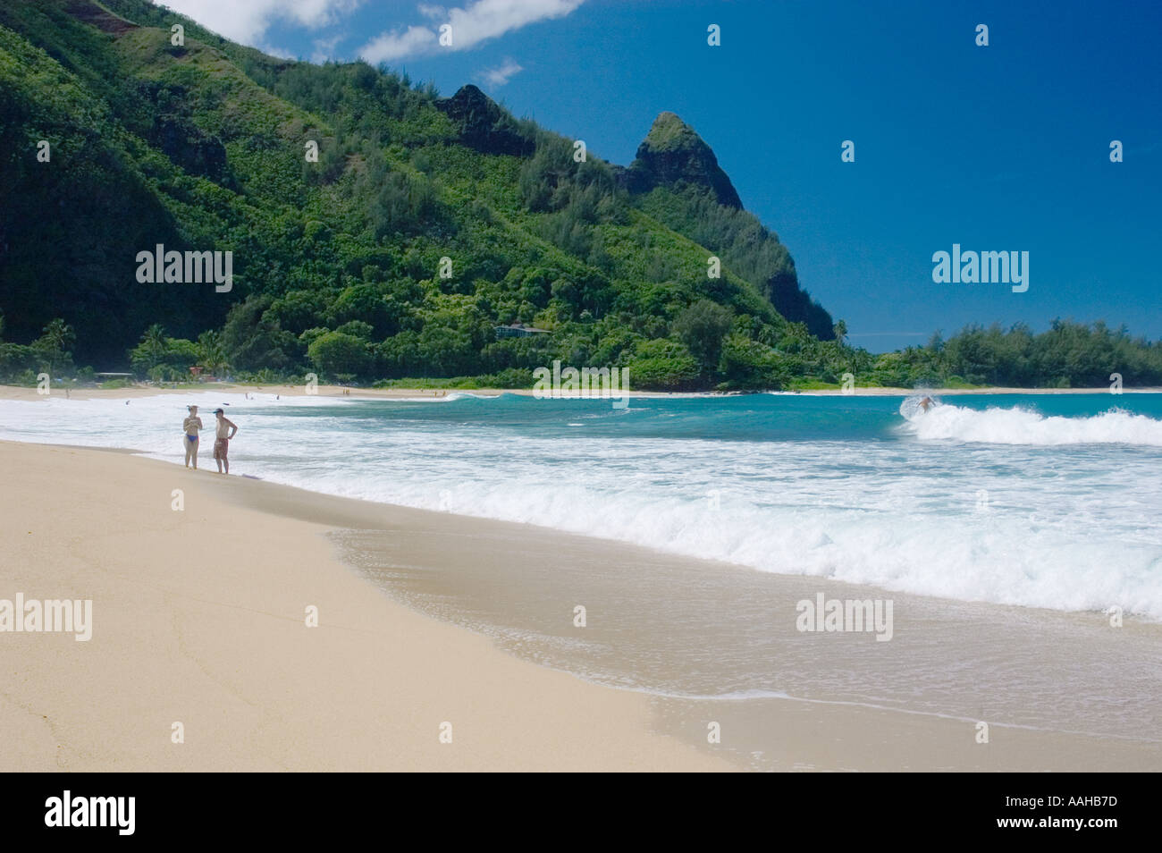 Makua Beach (AKA Gallerie spiaggia) con Bali Hai picco (Mount Makana); Haena del Parco Statale di Kauai, Hawaii. Foto Stock