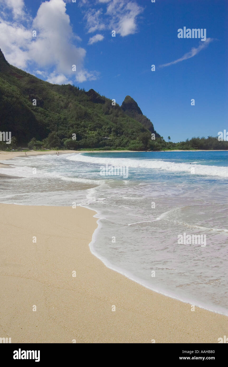 Makua Beach (AKA Gallerie spiaggia) con Bali Hai picco (Mount Makana); Haena del Parco Statale di Kauai, Hawaii. Foto Stock