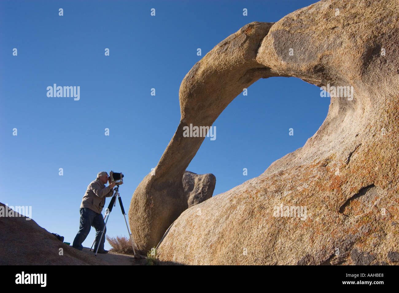 L'uomo fotografare arco di roccia in Alabama hills recreation area eastern sierra nevada california Foto Stock