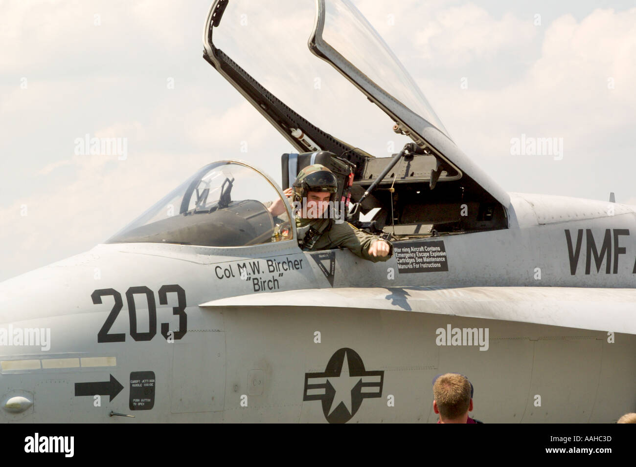 Stati Uniti Marines F18 Hornet velivoli a getto pilota seduto nella cabina di pilotaggio del jet Foto Stock