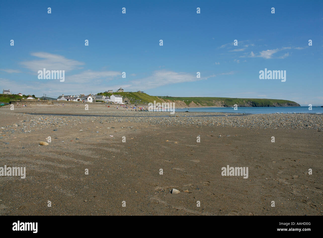 Una vista del villaggio di Aberdaron dalla spiaggia sulla punta del Galles del nord di Lleyn Peninsula. Foto Stock