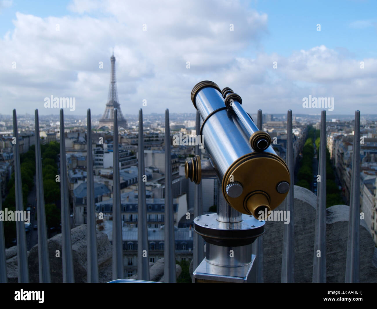 Telescopio presso la Torre Eiffel a Parigi Francia è la costruzione più alta della città ed è stato costruito nel 1887 Foto Stock