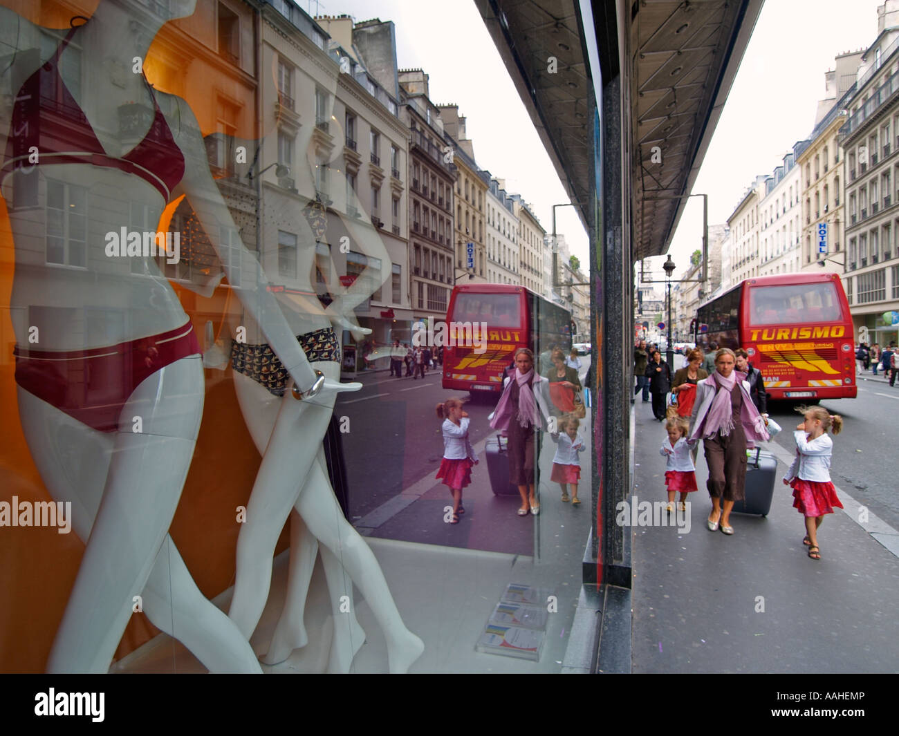 Scena di strada di madre in viaggio con due figlie con le Galeries Lafayette vetrina a Parigi Francia Foto Stock