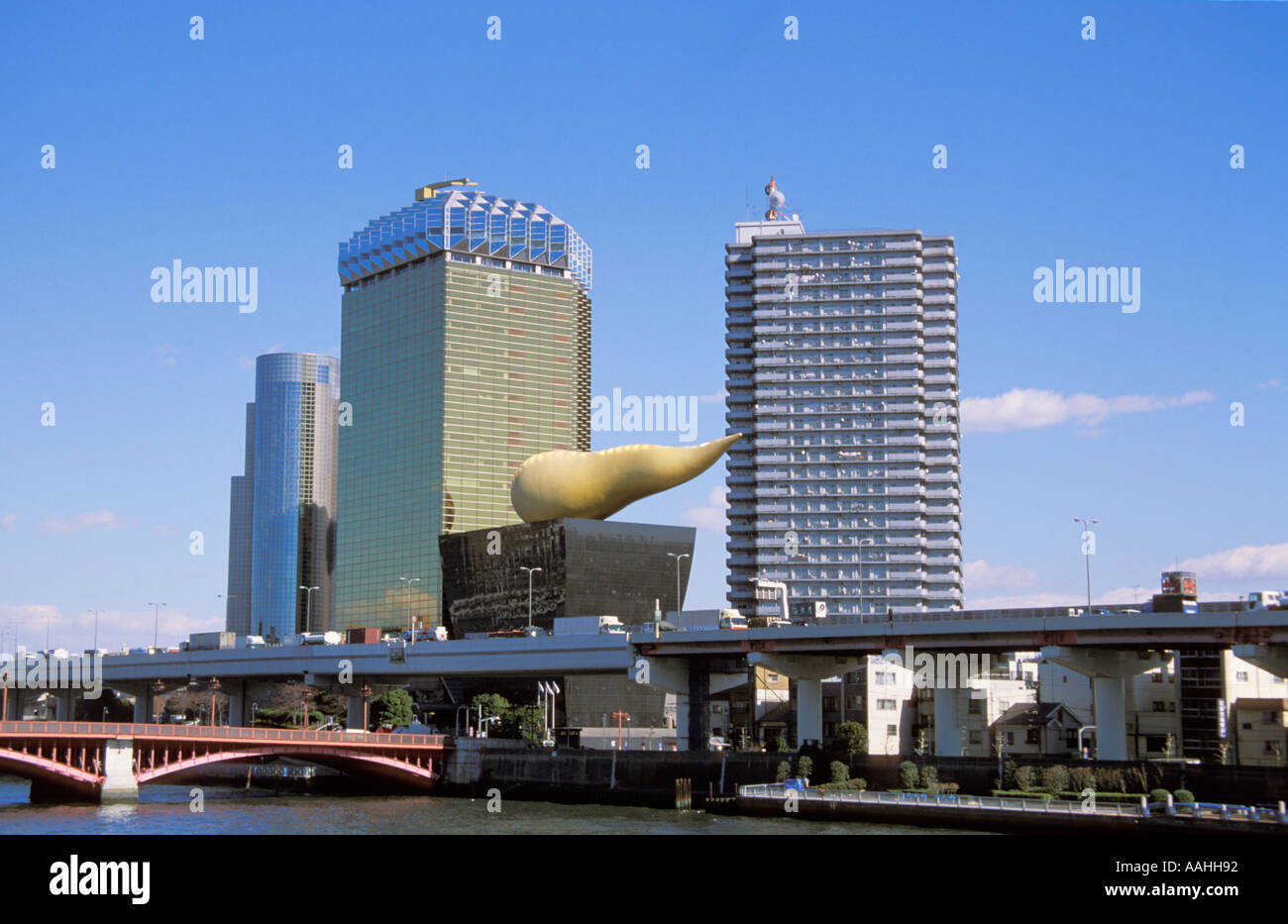 Giappone Tokyo Komagata Asahi edificio della birreria con artwork Flamme D o dor Foto Stock