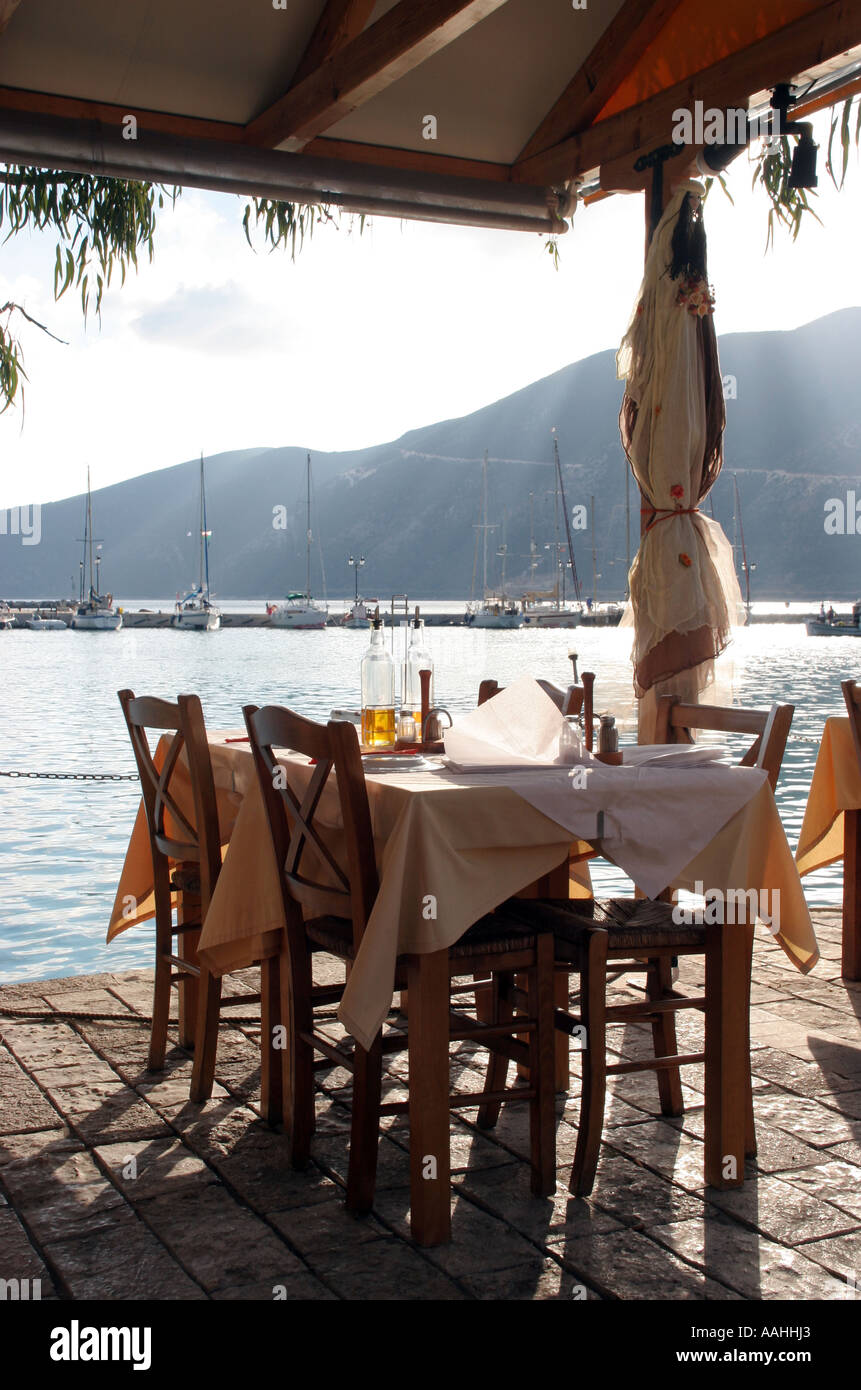 Ristorante tavolo dal porto nel villaggio greco di Vassiliki sull'isola di Lefkada Foto Stock