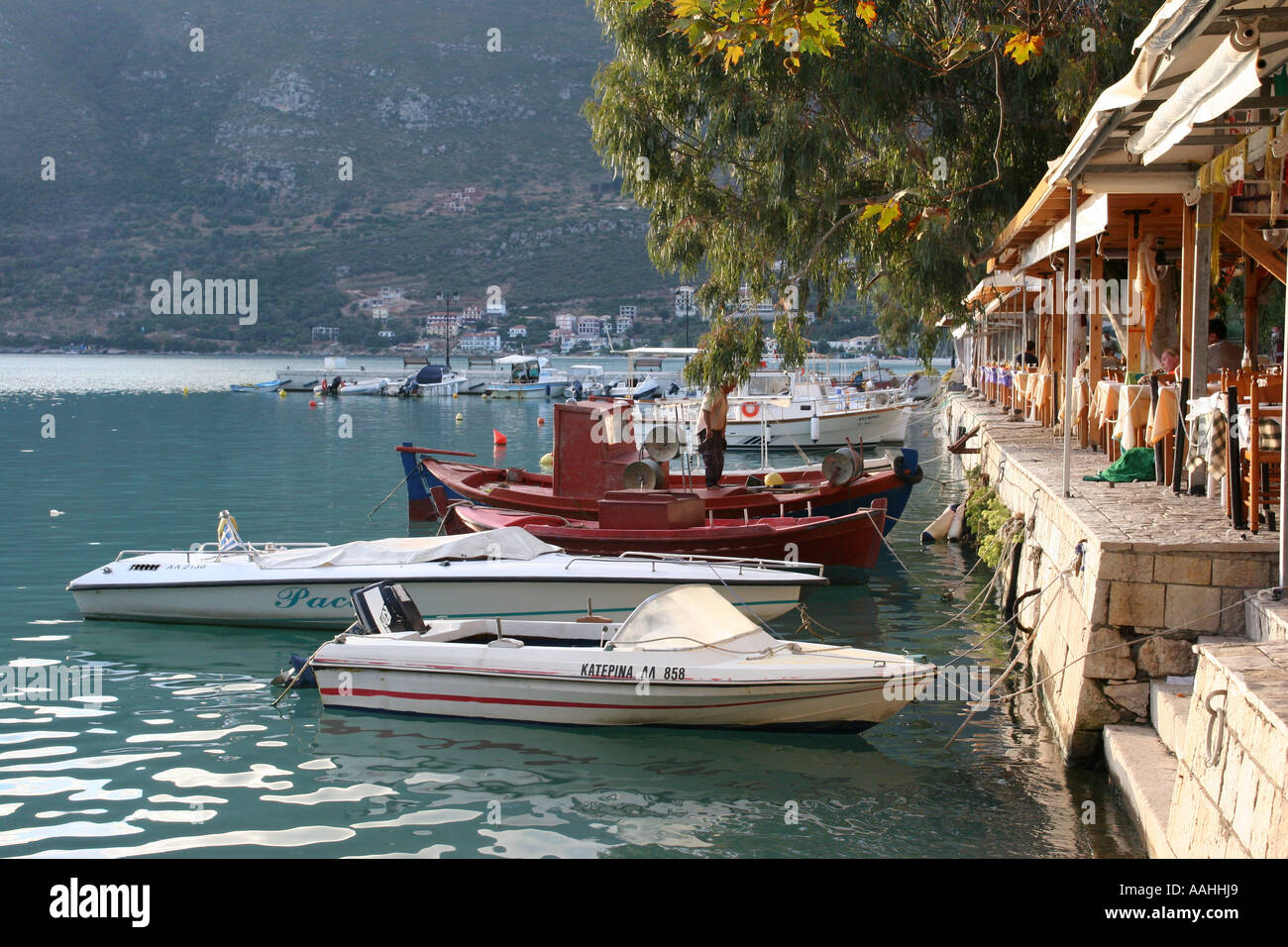 Uomo di scendere la sua barca presso il porto nel villaggio greco di Vassiliki sull'isola di Lefkada Foto Stock