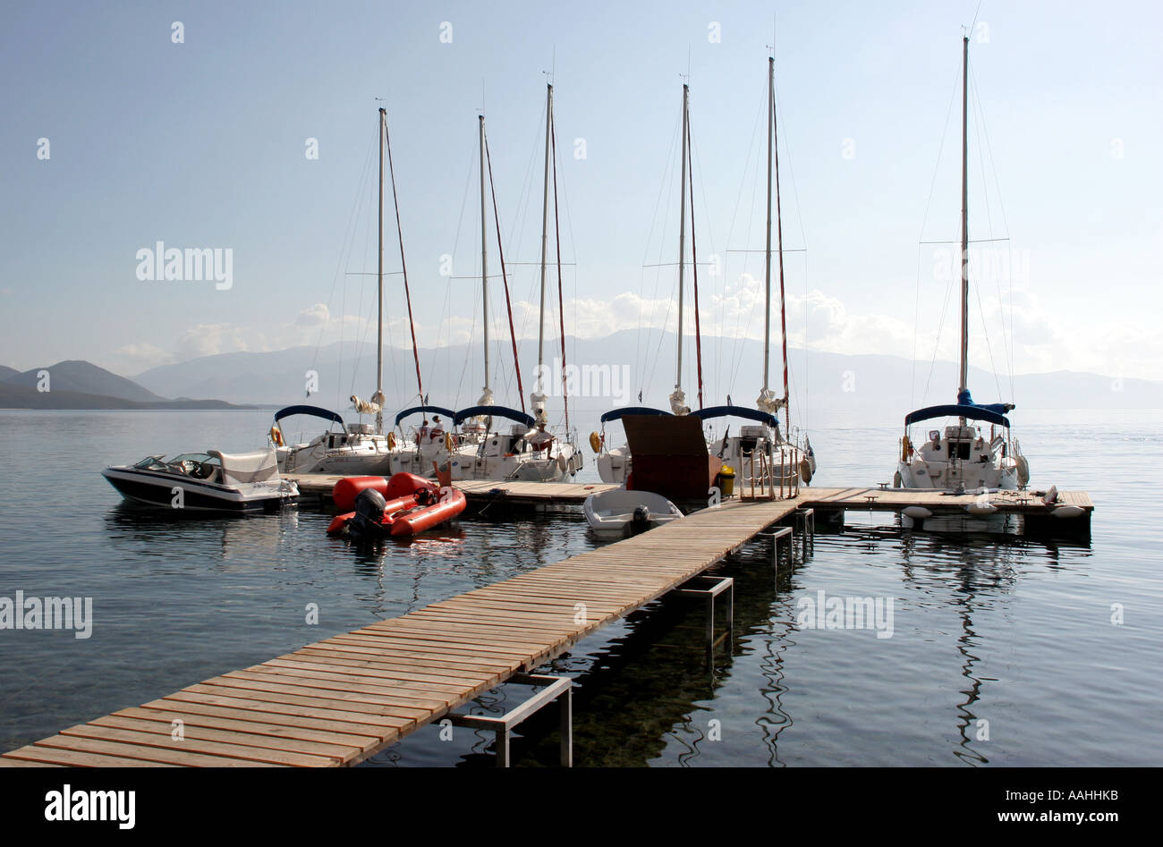 Barche ormeggiate su un molo al Sunsail un resort di Lefkas in Grecia Foto Stock