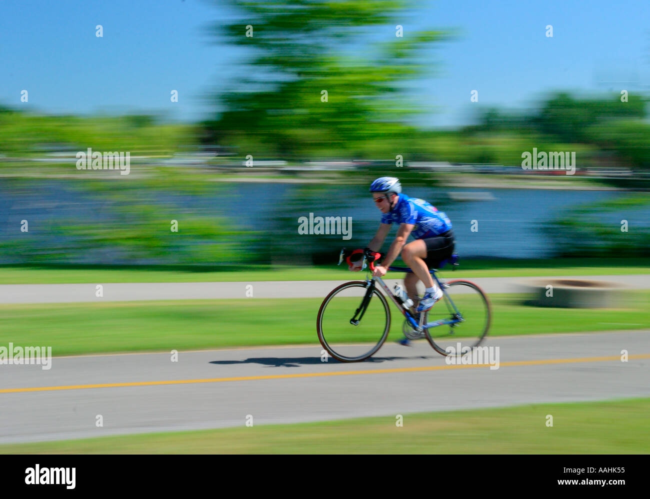 Uomo in bicicletta in un waterfront park, LaChine Park, Montreal, Quebec Foto Stock