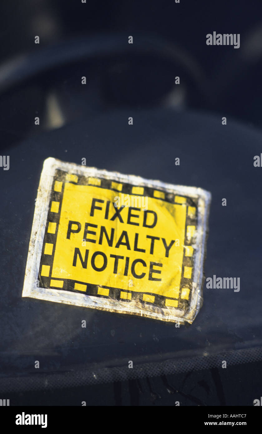 I biglietti per il parcheggio attaccata al illegalmente auto parcheggiata windscreeen regno unito Foto Stock