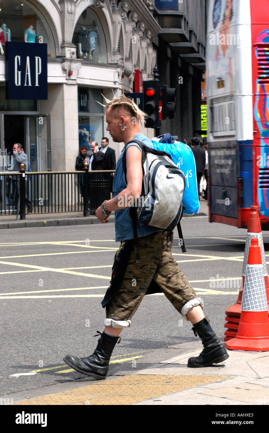 Impulso breve dai capelli maschio Punk a piedi attorno a Londra Foto Stock