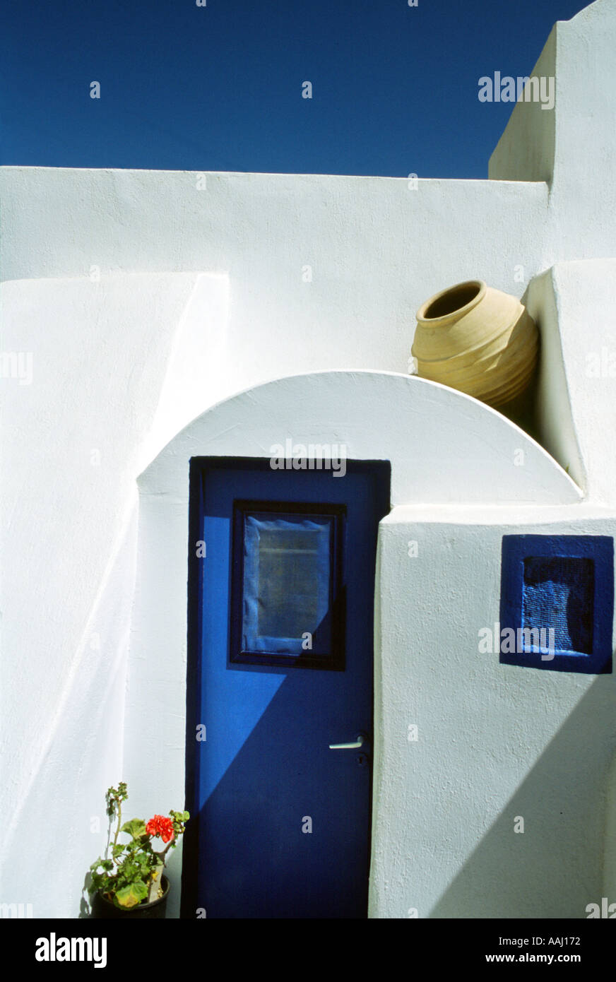 Casa e porta blu Santorini Grecia Foto Stock