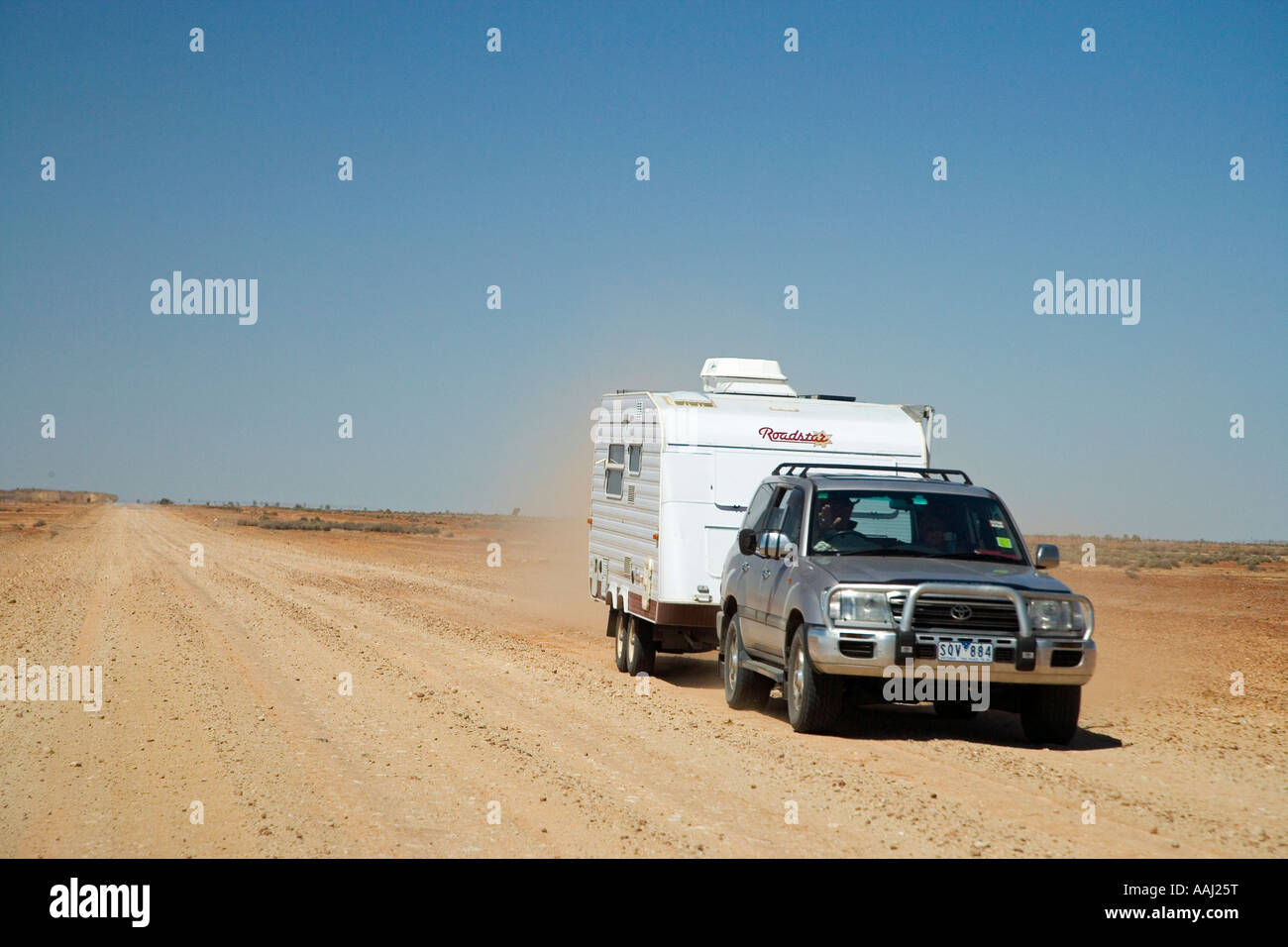 La trazione a quattro ruote motrici e Caravan Oodnadatta Track Outback South Australia Australia Foto Stock