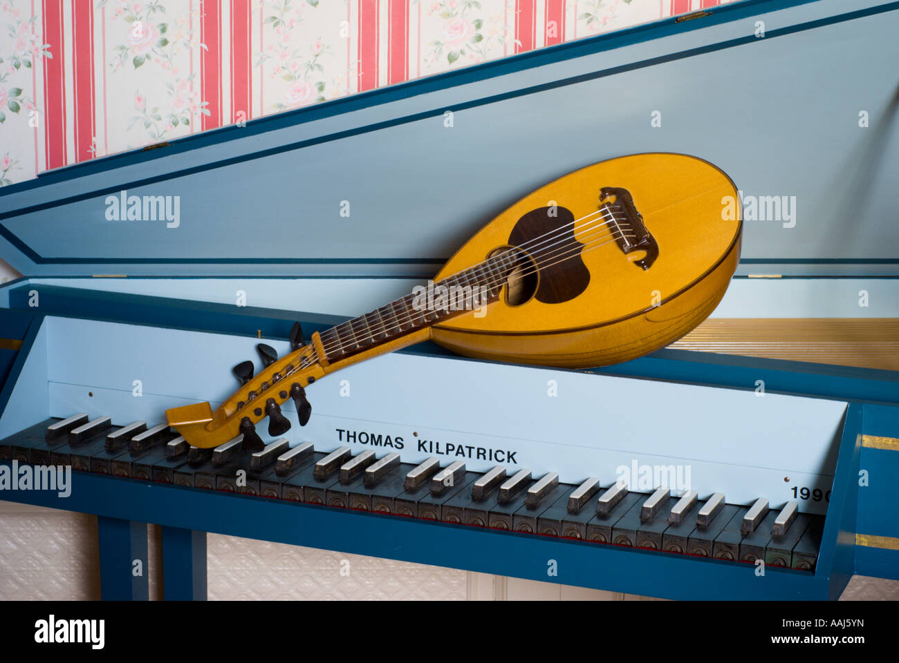 Le versioni moderne di vecchi strumenti - un lombardo gut-strung mandolino  in appoggio su un unico manuale spinetta Foto stock - Alamy