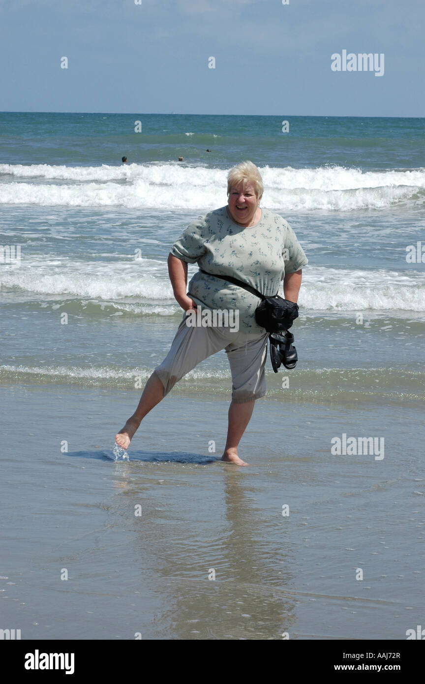 Donna ottenendo il suo dita bagnato in spiaggia a Isle of Palms Charleston, Carolina del Sud Foto Stock Donna ottenendo il suo dita bagnato in spiaggia a Isle of Palms Charleston, Carolina del Sud Foto Stock