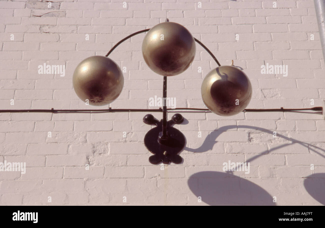 Pawnbrokers 3 sfere ottone firmare al di fuori di un negozio, Castleford, West Yorkshire, Inghilterra, Regno Unito. Foto Stock