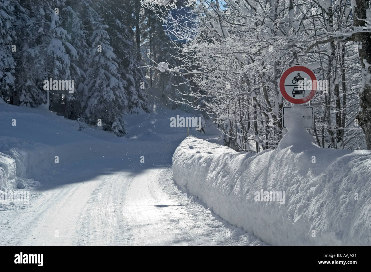 Segnale di divieto al coperto di neve Valepp street vicino lago Spitzingsee Spitzing Alta Baviera Germania Foto Stock