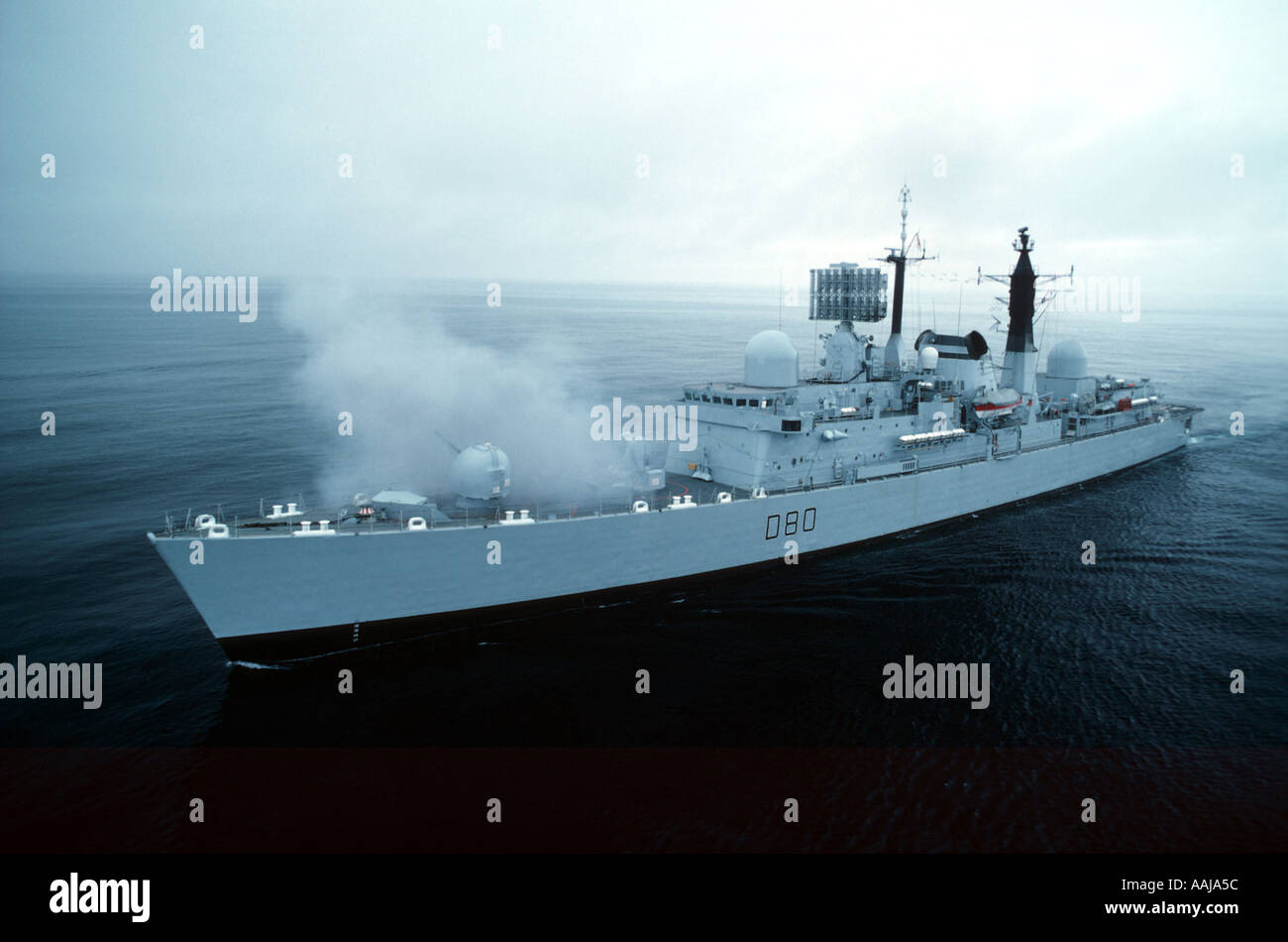 Royal Navy frigate in mare Foto Stock