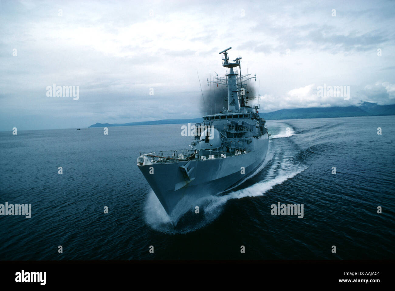 Royal Navy frigate in mare Foto Stock