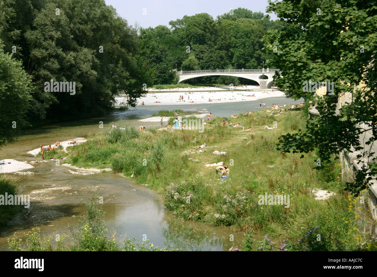 Fiume Isar accanto a Muellersches Volksbad città bagni di sole e tempo  libero Monaco di Baviera Baviera Germania Foto stock - Alamy