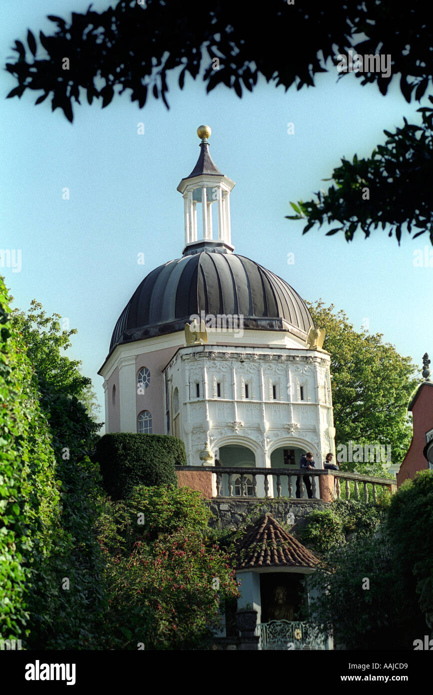 Edificio a cupola nel villaggio Italianamente progettato dall architetto Clough Williams Ellis di Portmeirion Gwynedd Wales UK Foto Stock