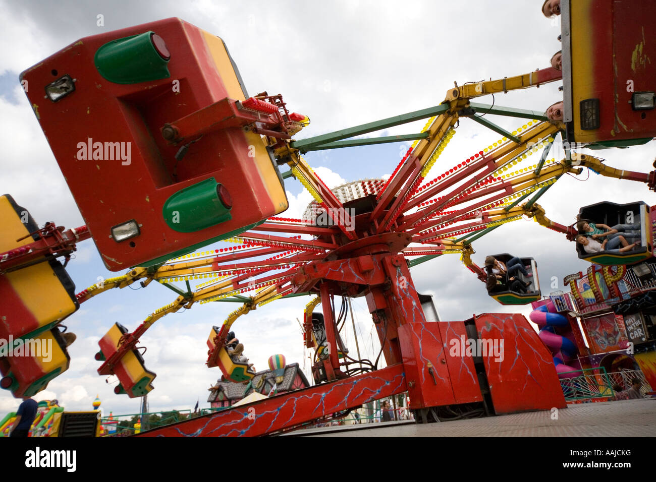 Fairgoers giro sulla giostra sollevata Merry Go Round di Wimbledon Common Londra Foto Stock