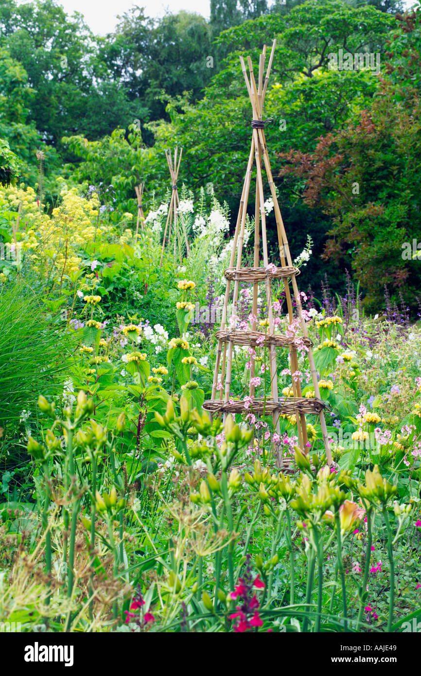 Bristol Giardino botanico Estate profonda herbacious confina con supporti di piante di bambù piramidi Foto Stock