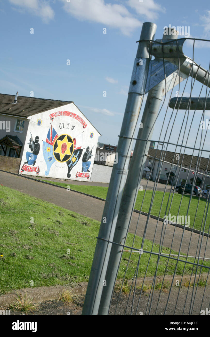 Ulster Freedom Fighters murale in Shankill Road station wagon, Belfast, Irlanda del Nord. Foto Stock