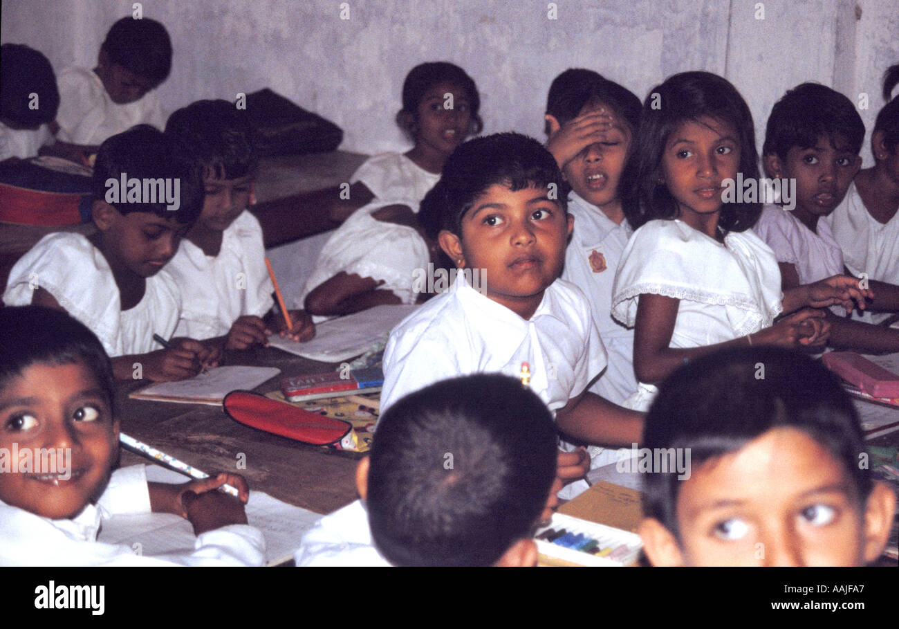 I bambini alla scuola dal Buddha Aukana nel nord dello Sri Lanka Foto Stock