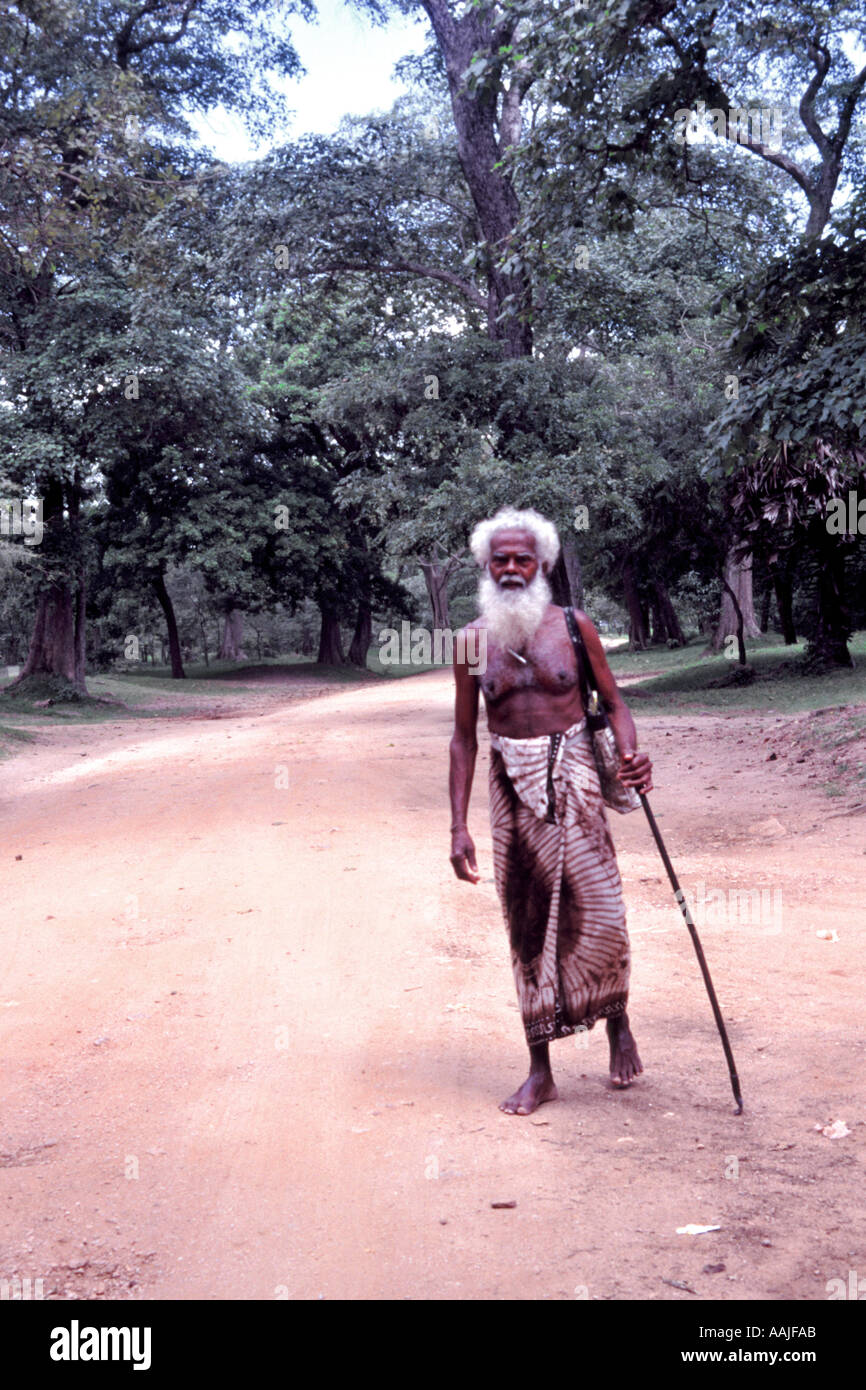 Un nonno passeggiate attraverso le antiche città di Polonnaruwa nel nord dello Sri Lanka Foto Stock
